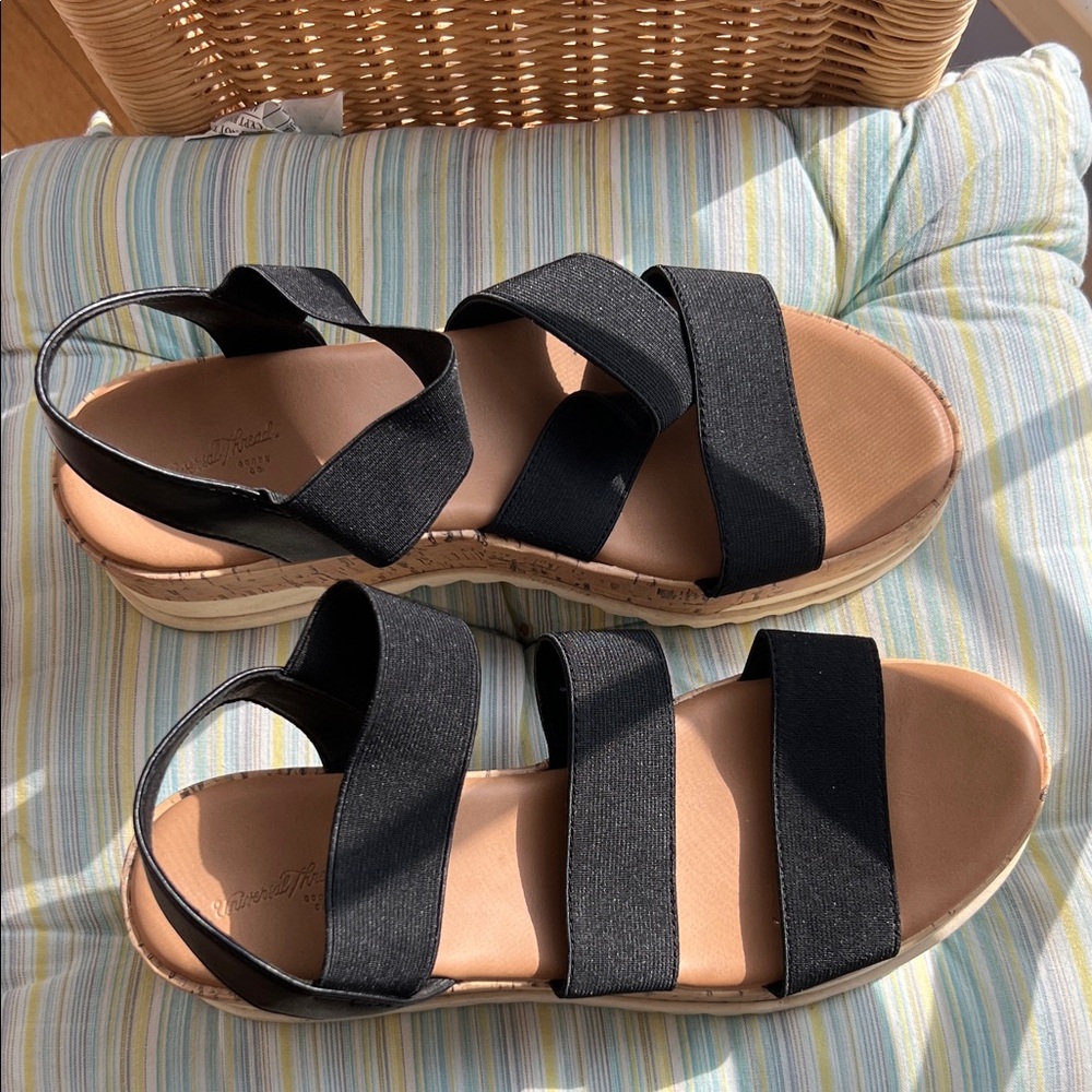 Universal Thread Black and Tan Sandals